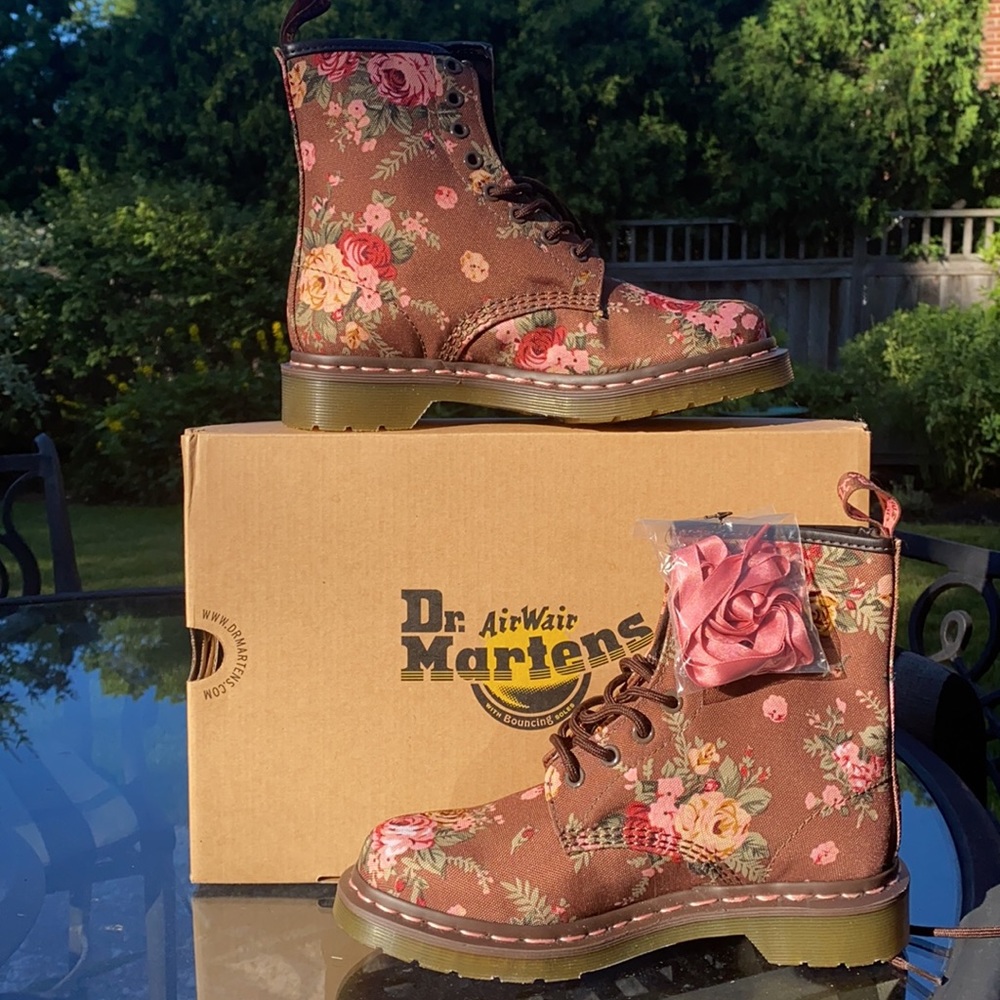 🌷NWT LIMITED EDITION Dr. Martens Victorian Flower